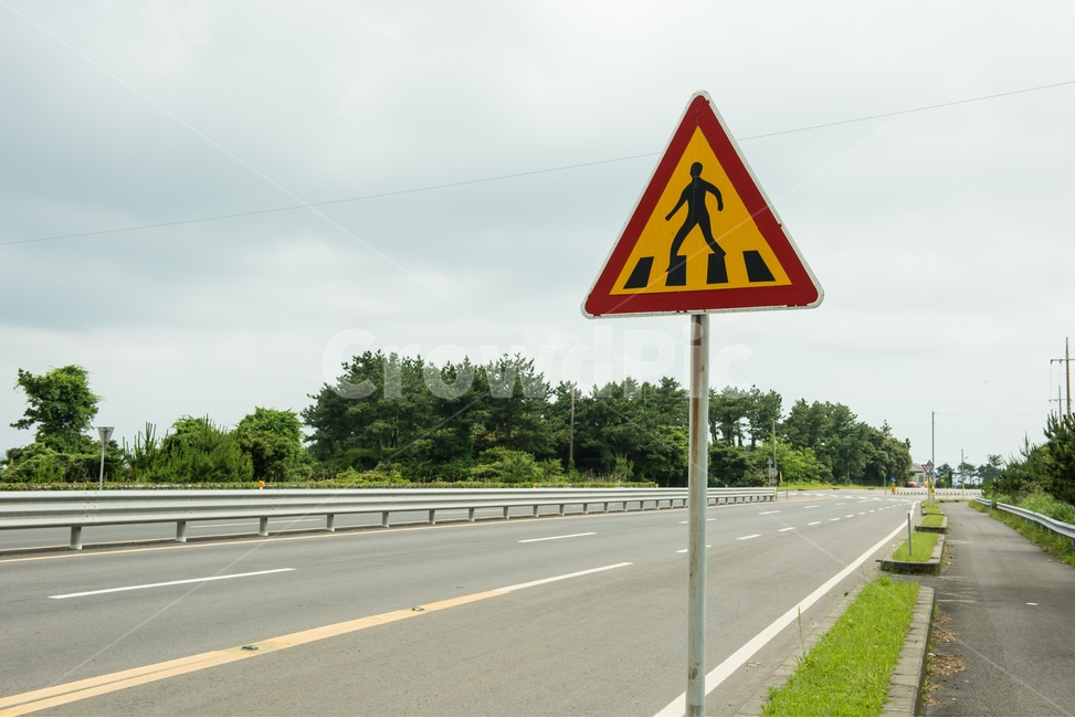 sign,jeju island,crossing,korea,driveway,crosswalk,road,road name,alarm,warning,On foot,caution