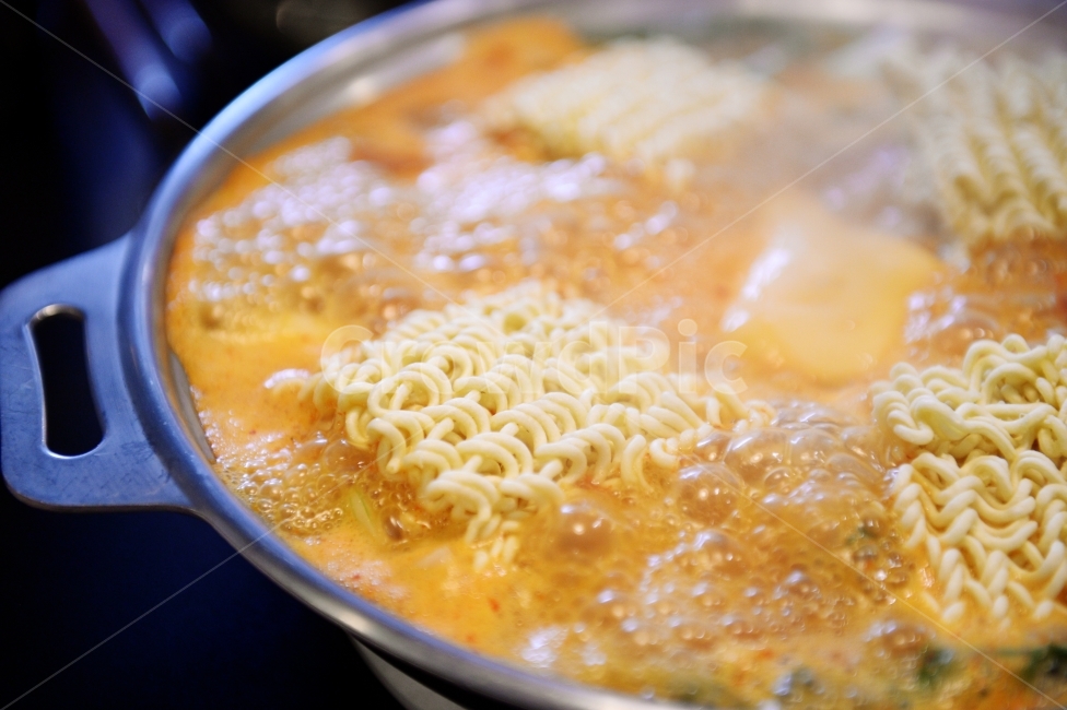 부대찌개,밥,부대찌게,음식,우동,버섯,라면,햄,소시지,쏘세지,콩나물,파,떡,스팸,식당,음식점,식사,메뉴,찌개,식재료,요리,한식,한국음식,한국요리,mushroom,ham,sausage,SPAM,food,cook,meal,dishes,koreanfood,koreandishes,음식,식재료,요리,food,cook,meal,dishes,food reserves,한식,한국음식,한국요리,korean food,korean dishes,korean meal,korean cook