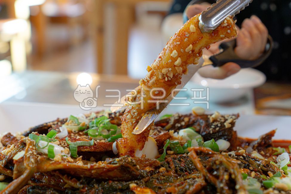 Garaetteok,tongs,cutting,braised codfish,codfish,braised pollack,Korean food,food,Korean food,fish,fish dishes