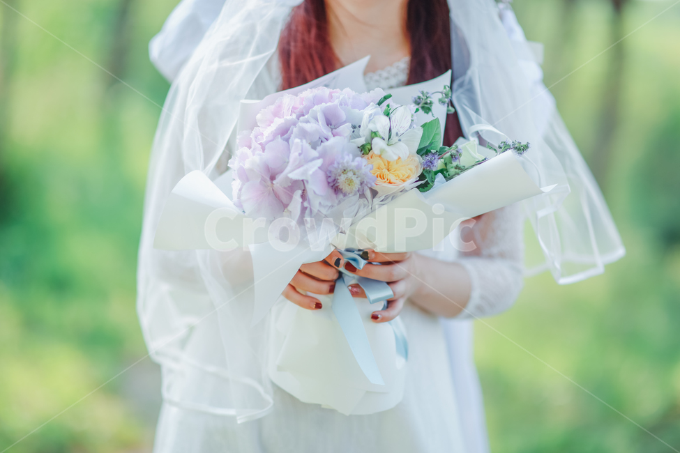 결혼,웨딩,부케,웨딩드레스,신부,사람,인물,인간,human,person,여성,여자,woman,female,lady,결혼,혼례,웨딩,wedding,marriage,marry,기념일,축하,anniversary,congratulation,celebrate,celebration,감성,sensible,feeling