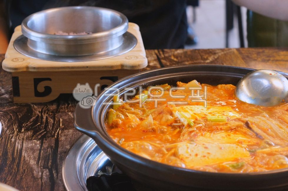김치찌개,kimchistew,김치전골,kimchijjigae,spicystew,두부김치찌개,두부김치전골,porkstew,meatstew,돼지김치찌개,돼지김치전골,음식,food,kfood,요리,플레이팅,foodpresentation,plating