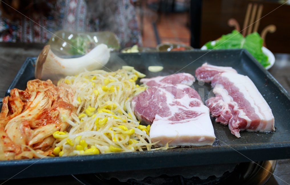 삼겹살,목살,음식,불판,콩나물,김치,버섯,송이버섯,생고기,음식점,고기,돼지고기,돼지,흑돼지,맛있는,먹음직스러운,연기,저녁,회식,요리,음식,식재료,요리,food,cook,meal,dishes,food reserves,육류,고기,meat,한식,한국음식,한국요리,korean food,korean dishes,korean meal,korean cook
