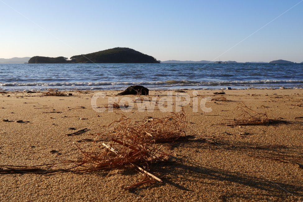 섬,바다,모래,돌,하늘,자연,풍경,nature,landscape,해변,바다,beach,sea,outdoors,옥외,land,땅,ocean,대양,water,물,shoreline,해안선,ground,바닥