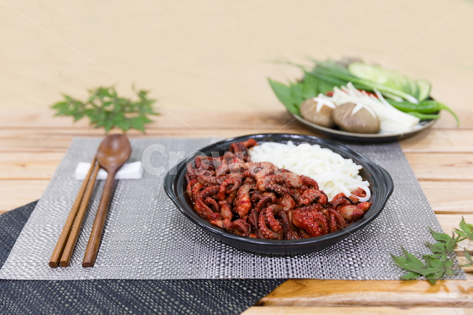 주꾸미,요리,다이어트,매운음식,식기류,건강식,조리법,그릇,테이블,식사,맛있다,먹다,별미,낙지,문어,맵다,짜다,준비,숟가락,식탁,붉다,해산물,바다요리,재료,배고프다,무침,볶음,식당,밥,볶다,젓가락,매콤하다,양념,국수,술안주,음식,식재료,요리,food,cook,meal,dishes,food reserves,한식,한국음식,한국요리,korean food,korean dishes,korean meal,korean cook