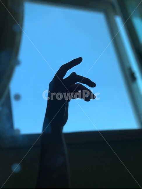 인물,사람,모델,손,손가락,finger,hand,human,person,female,woman,male,man,model,감성,감성사진,mood,phothgragh,창문,window,실내,inside,blue