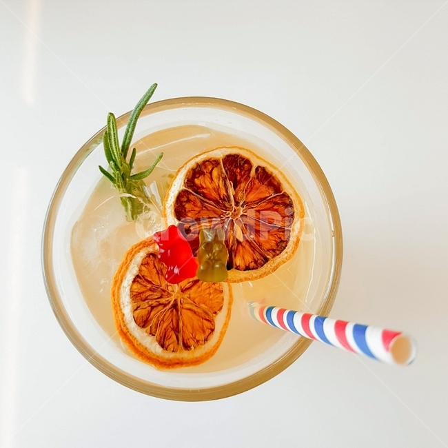 카페,음료,음료수,빨대,과일,얼음,시원함,깔끔함,귤,오렌지,에이드,cafe,orange,원,컵,젤리,상큼함,상큼한,깔끔한,무지개빨대,무지개,과일음료,cup,jelly,ade,orangeade,strow,fruit,ice,cool,clean,drink,white,yellow,음료수,drink,beverage,감성,sensible,feeling