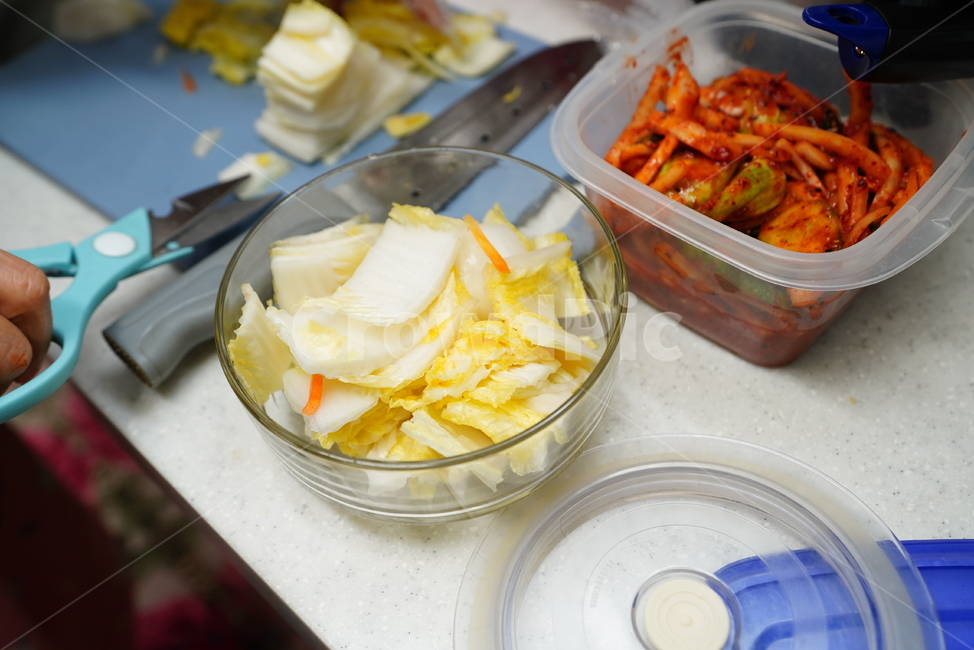 배추,물,물김치,한국,음식,푸드,반찬,채소,야채,전통,식사,먹거리,주방,키친,부엌,주방용품,요리도구,kitchen,kitchenware,cookroom,cookingutensil,음식,식재료,요리,food,cook,meal,dishes,food reserves,한식,한국음식,한국요리,korean food,korean dishes,korean meal,korean cook