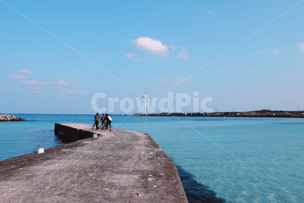 제주도,풍력발전,바다,배낭여행,자전거,자연,풍경,nature,landscape,제주도,jeju,jeju island,사람,인물,인간,human,person,친구,우정,friendship,companion,산업,industry,industrial,에너지산업,energy industry,water,물,machine,기계,engine,엔진,motor,모터