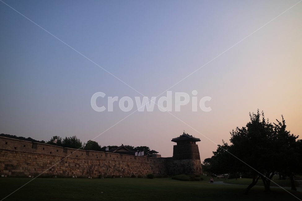 하늘,풍경,일몰,노을,나무,풀,야외,식물,자연,nature,sunset,summer,plant,sunlight,화성행궁,수원,여름하늘,야경,밤,풍경,nightscape,night,landscape,한국전통,한국문화,korean traditional,korean culture,랜드마크,landmark,tourist attraction,한국랜드마크,한국관광지,한국명소,korea landmark,korea tourist attraction,건축물,건물외관,exterior,building,structure,architecture,construction,castle,성,건물