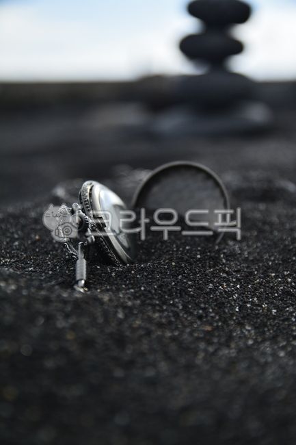 시계,모래사장,검은모래사장,검은모래,검은모래해변,쇠소깍,하늘,summer,돌탑,해변,바닷가,바다,회중시계,타임,시간,계획,time,watch,life,아웃포커싱