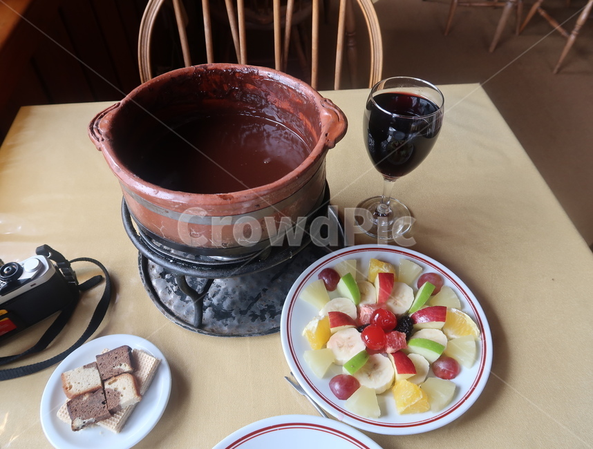 퐁듀,초콜릿,스위스,유럽,남미,바릴로체,중남미,외국,식당,맛집,음식,과일,사과,포도,빵,와인,유리잔,fondue,카메라