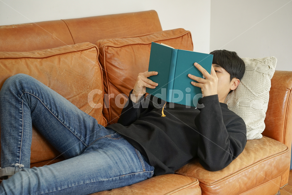 쇼파,소파,휴식,남성,남자,거실,휴일,sofa,실내,쿠션,rest,가구,책,독서,book