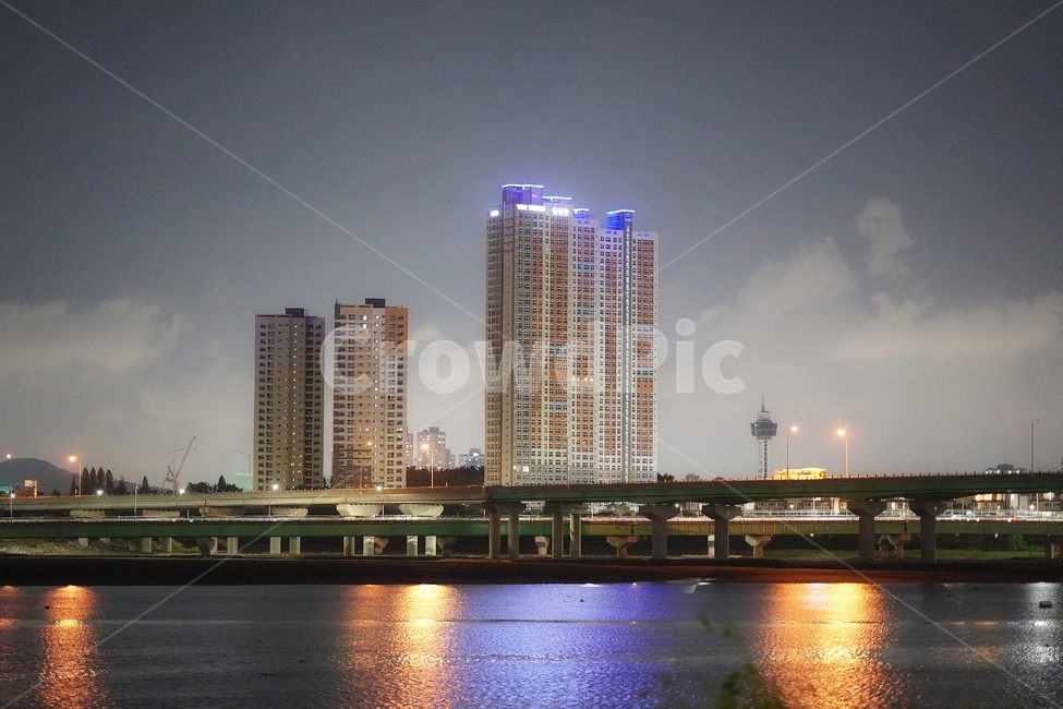 바다,밤,건물,다리,야경,하늘,구름,야경,밤,풍경,nightscape,night,landscape,도시,city,한국도시풍경,한국도시경관,korea cityscape,building,office building,사무실 건물,시티,high rise,고층 건물,town,urban,어반