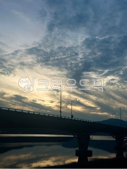 sky,clouds,eveningsky,Street lamp,streetlights,cloud,road,road name,river,evening sky