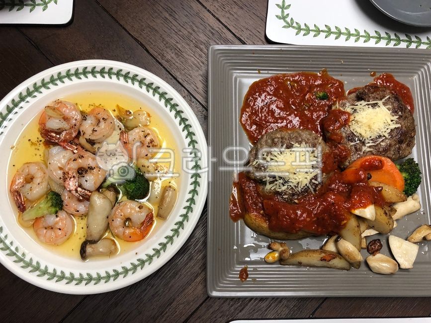 접시,food,미트스테이크,감바스,새우요리