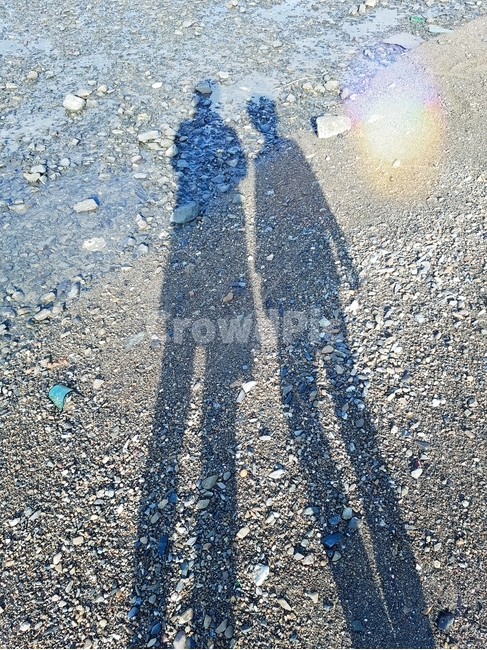 자갈,둘이,바다,오후,여행