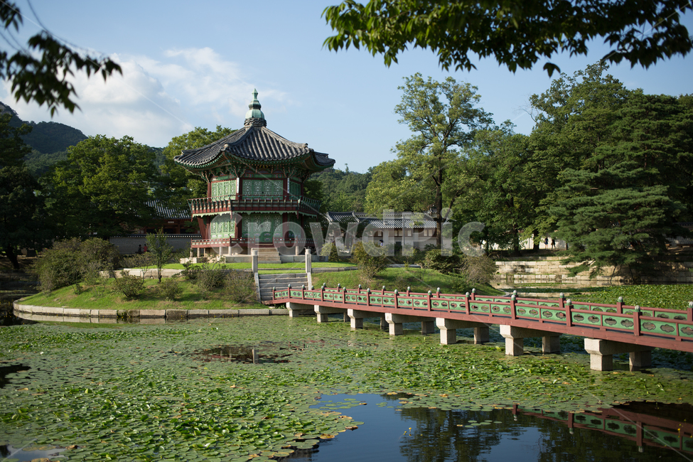 경복궁,향원정,서울,구름,하늘,숲,자연,고궁,한국,한국전통,한국문화,korean traditional,korean culture,건축물,건물외관,exterior,building,structure,architecture,construction