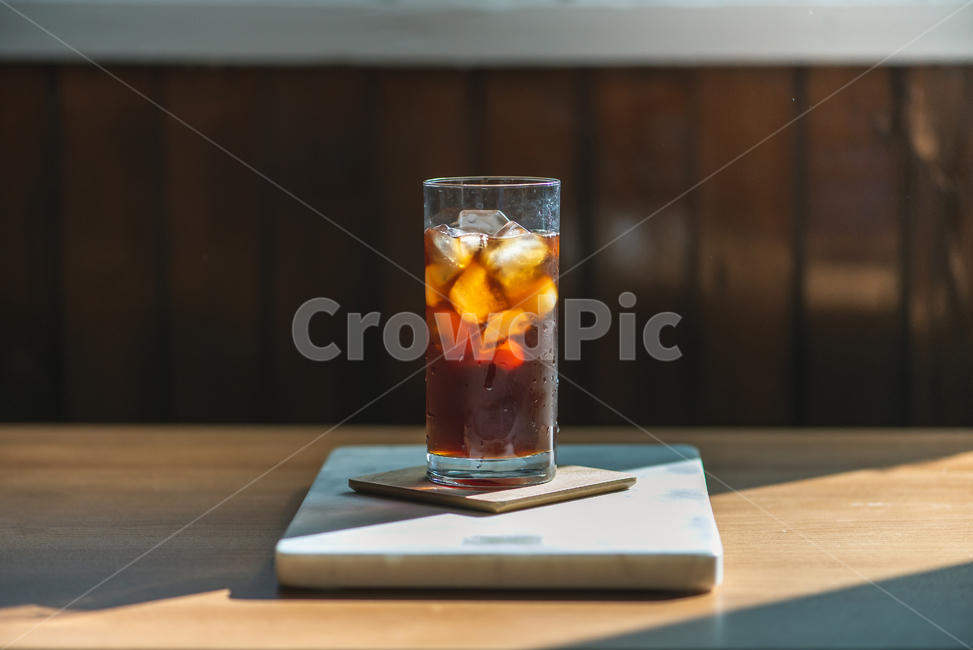 커피,아이스커피,아메리카노,블랙커피,coffee,icedcoffee,iced,americano,시원한,시원한음료,아이스아메리카노,아이스블랙커피,컵,유리컵,나무테이블,ice,아이스,커피,카페,coffee,cafe