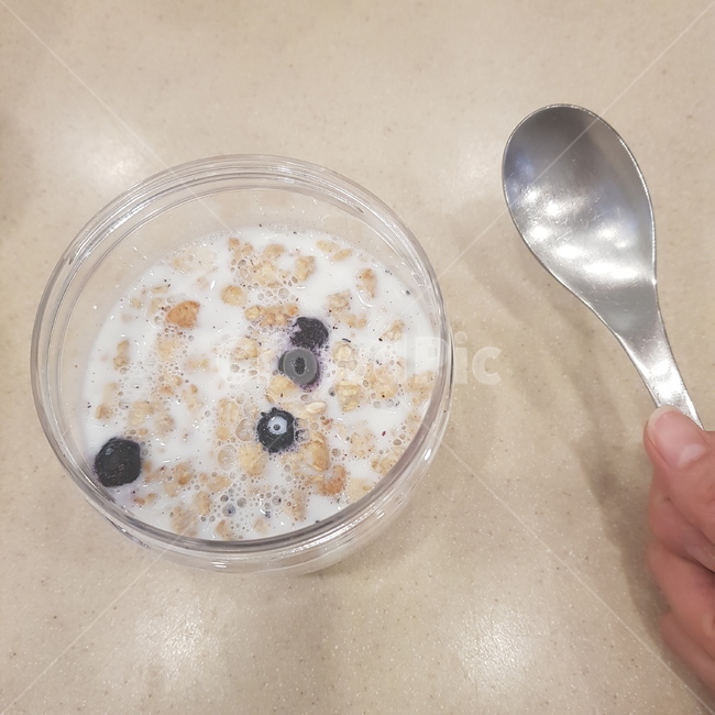 spoon,숟가락,사람,person,시리얼,그레놀라,아침,밥,디저트,breakfast,아침밥,morning,cereal