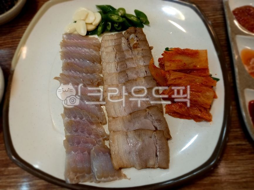 pepper,garlic,kimchi,Boiled Pork,Korean,pork,food,Skate Samhap,triad,skates,Korean food,skate,koreanfood