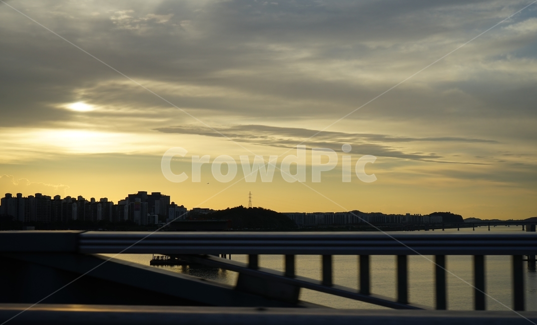 석양,햇빛,황금빛,도시풍경,다리,sunset,노을,태양,풍경,건물,실루엣,교각,한강,구름,일몰