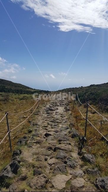 영실코스,윗세오름,돌길,언덕,길,맑은하늘,구름,산,힐링,자연,등산길,푸른하늘