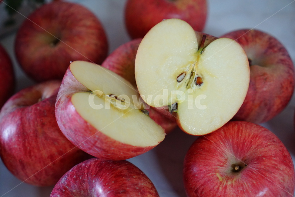 apple,delicious apple,crunchy apple,fruit,adverb