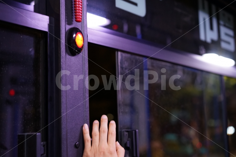 버스,교통,벨,일상,시내버스,손,일상사진,교통수단,bus,창문,이동,퇴근,교통,교통수단,traffic,transportation,사람,인물,인간,human,person