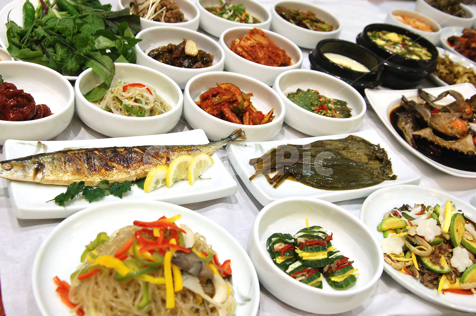 상차림,한식,한정식,백반,음식,요리,한국,반찬,식사,식당,삼치구이,생선구이,전통,한국전통,정갈한,생선,깻잎,김치,장아찌,나물,음식,식재료,요리,food,cook,meal,dishes,food reserves,한식,한국음식,한국요리,korean food,korean dishes,korean meal,korean cook