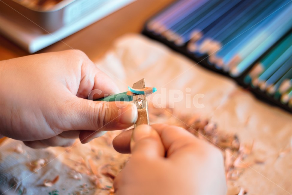 연필,연필깎는손,연필깎는모습,연필깎이,칼,pencil,colorpencil,knife,sharpen,handssharpeningpencil,손,hand,학용품,문구,stationery,sharp,sharpening,careful,art,미술,미술학원