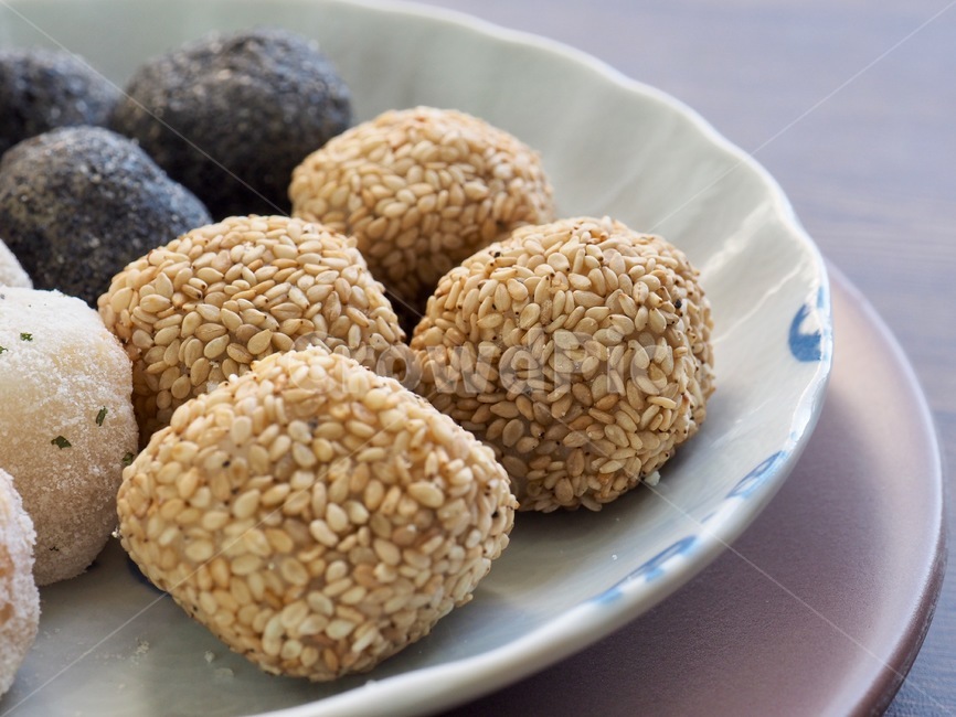 경단,찹쌀경단,깨경단,한국음식,식품,한식,한국문화,한국,배경,음식문화,웰빙,문화,아시아,아시아음식,전통,설날,추석,젓가락,음식,추석음식,설날음식,명절,명절음식,떡,간식,후식,스낵,한국떡,음식,식재료,요리,food,cook,meal,dishes,food reserves,한식,한국음식,한국요리,korean food,korean dishes,korean meal,korean cook