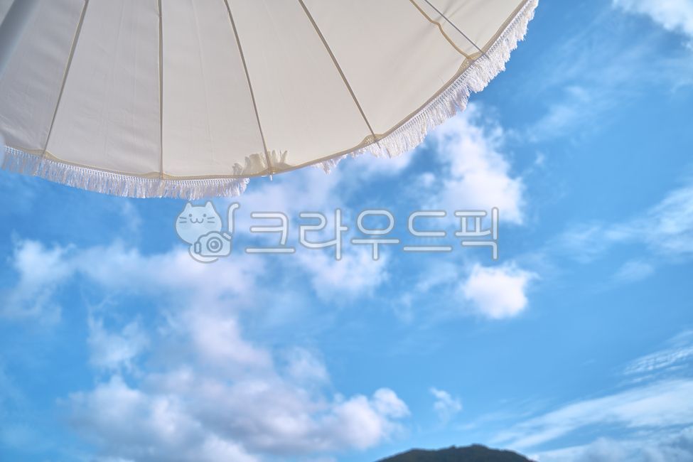 blue sky,white umbrella,parasol,umbrella,Summer Vacation,summer weather,summer sky,cloud,vacation,vacation spot,bulesky