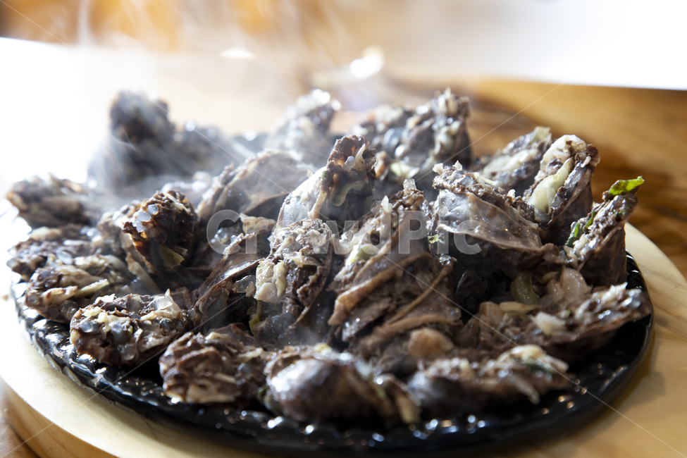 음식,생활,순대,한국전통음식,전통음식,내장,돼지,잡채,속,접시,뜨거운,맛있는,식감,익힌,판매,식탁,김,수증기,모락모락,음식,식재료,요리,food,cook,meal,dishes,food reserves