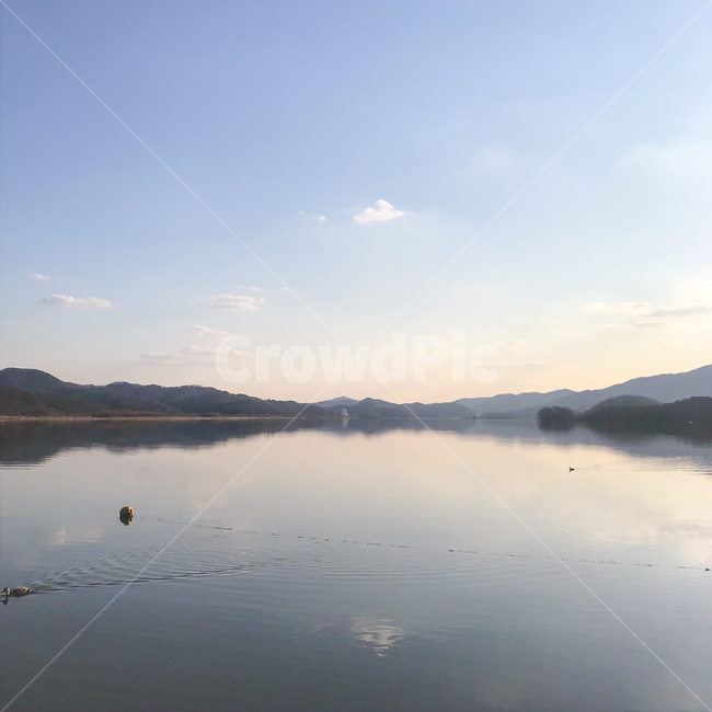 하늘,물,풍경,구름,낮,햇빛,연못,강,바다,섬,데칼코마니,반사,물결,잔잔한,호수,water,nature,자연,outdoors,야외,lake,river,sea,mountain,sky,cloud,island,clam,peace,평화로운