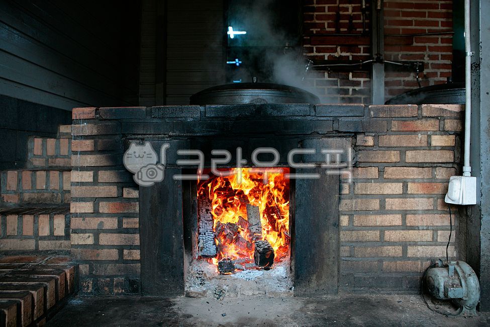 oak wood fire,furnace,Oak charcoal fire,Oak firewood,Oak firewood fire gomtang,Beef Bone Soup,dry firewood,charcoal fire,oak charcoal,Dogani soup,wood fire,cast iron,firewood,fire,Oxtail soup,Korean beef bone broth,Cauldron gomtang,tradition,ethmoid,bone 