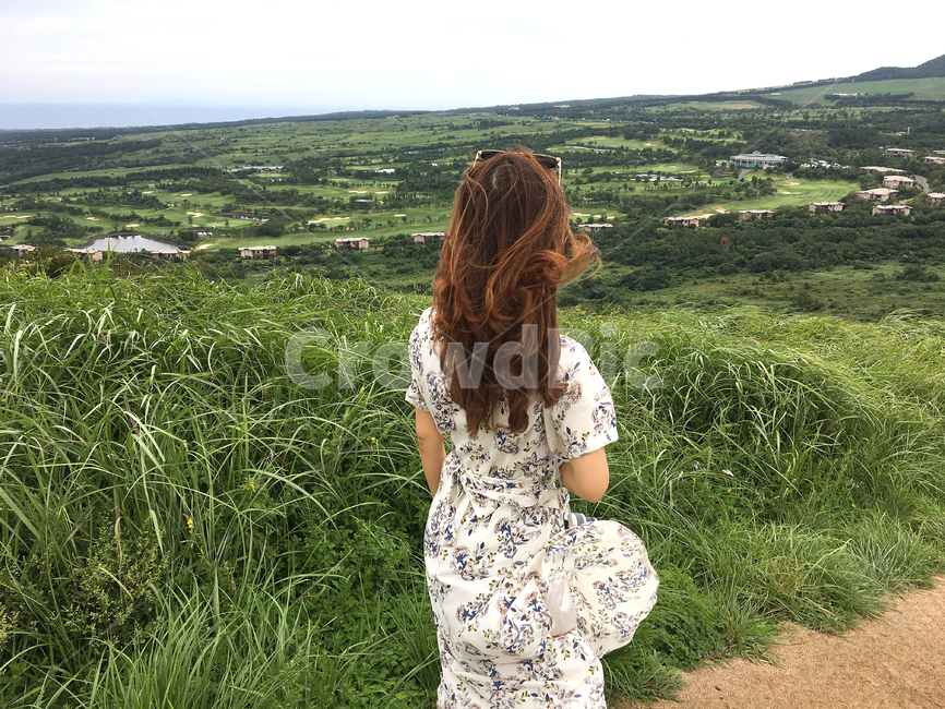 오름,새별오름,제주도,풍경,여성,초록,녹음,여자,목초지,풀밭,감성,뒷모습,바라보다,마을,자연,푸르름,자연,풍경,nature,landscape,사람,인물,인간,human,person,여성,여자,woman,female,lady