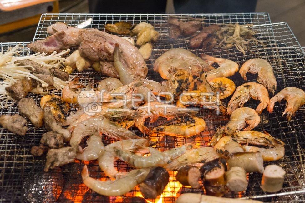 캠핑,캠핑장,캠핑고기,글램핑,바베큐,불판,고기,삼겹살,목살,새우,화력,불,숯불구이,맛있는,먹음직스러운,햄,소세지,식재료,음식,요리,food,cook,meal,dishes,foodreserves,barbeque,pork,sausage,shrimp,prawn,camping,outdoor,가니쉬,garnish,팽이버섯,음식,식재료,요리,food,cook,meal,dishes,food reserves