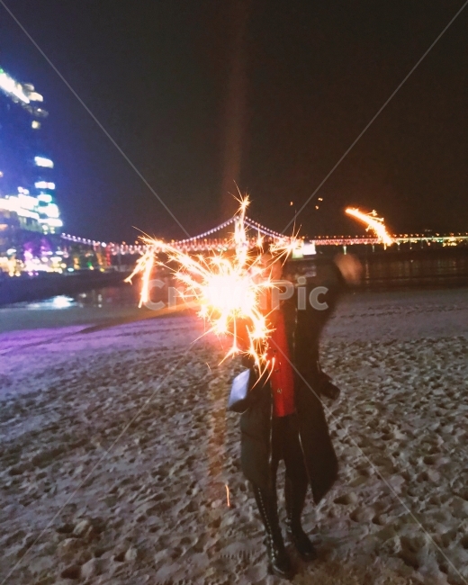 광안리,부산바다,부산,부산여행,불꽃놀이,바다,모래,불빛,겨울바다,힐링,해변,바다,beach,sea,야경,밤,풍경,nightscape,night,landscape,사람,인물,인간,human,person,여행,휴가,traveling,vacation,trip,light,빛,flare,플레어