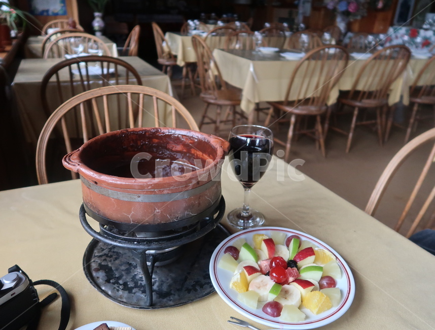퐁듀,초콜릿,스위스,유럽,남미,바릴로체,중남미,외국,식당,맛집,음식,과일,사과,포도,빵,와인,유리잔,fondue,카메라,furniture,가구,chair,의자,초콜렛,혼밥