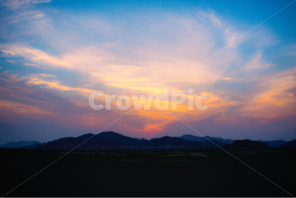 자연,풍경,일몰,하늘,구름,nature,landscape,sunset,sunfall,sky,sun,sulight,햇빛,태양,해,cloud,자연,풍경,nature,landscape,outdoors,옥외,dusk,황혼,dawn,새벽,red sky,붉은 하늘,mountain range,산맥,mountain,산