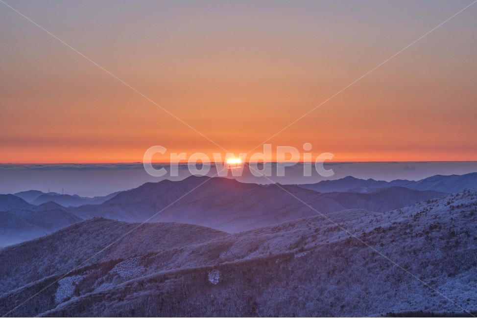산,태백산,일출,풍경,등산,아침,겨울,계절,winter,season,자연,풍경,nature,landscape,outdoors,옥외,sky,하늘,red sky,붉은 하늘,dusk,황혼,dawn,새벽,sunset,일몰