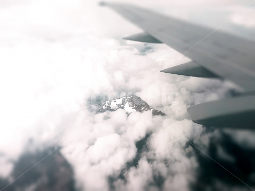 	비행기,구름,산,산봉오리,하늘,눈,겨울,추움,여행,airplane,cloud,mountain,sky,snow,winter,cold,travel,trip,산정상,창문,풍경,자연,자연,풍경,nature,landscape,해외,외국,세계,foreign,oversea,world,세계자연풍경,해외자연풍경,외국자연풍경,world nature landscape,여행,휴가,traveling,vacation,trip,교통,교통수단,traffic,transportation,outdoors,옥외,weather,날씨,cumulus,적운