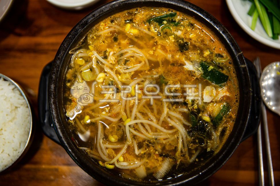 Bean Sprout Gukbap,soup,Bean sprouts,egg,clear food,beansproutssoup,green onion,koreantraditionalfood,Korean traditional food,clearfood,greenonion,beansprouts,earthen pot,earthenpot