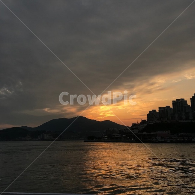 저녁,sunset,glowofthesettingsun,구름,eveningsun,ettingsun,해변,해변일몰,석양,저녁노을,노을,일몰,sky,하늘,redsky,붉은하늘,야경,밤,풍경,nightscape,night,landscape