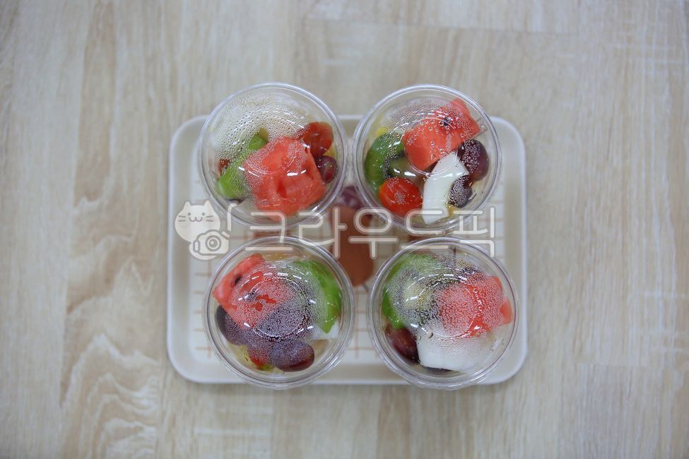 컵과일,여름간식,시원한,과일,일회용,바닥,간식,수박,키위,용기,여름과일,뚜껑,플라스틱,여러개,음식,컵,후식,참외,포도,디저트,채식주의,food,fruit,쟁반,네개