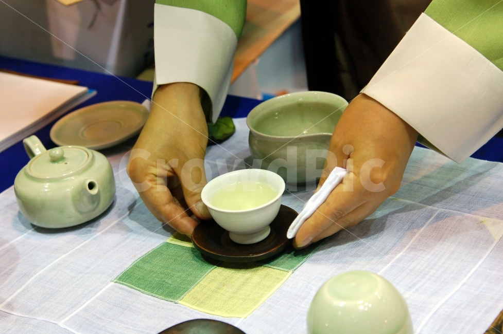 녹차,차,전통차,음료,잔,찻잔,주전자,그린티,마실것,오브젝트,다기,사람,한복,대접,손님,손,한국,전통,한국전통,한국전통,한국문화,korean traditional,korean culture,한복,한국전통의상,hanbok,korean traditional clothes,사람,인물,인간,human,person,신체일부,몸,body,음료수,drink,beverage