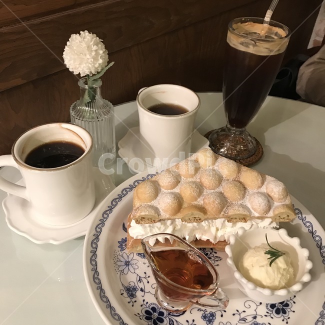 음료,커피,빵,디저트,dessert,와플,waffle,icecream,디저트배경,아이스크림,coffee,americano,아메리카노,분위기카페,맜있는배경