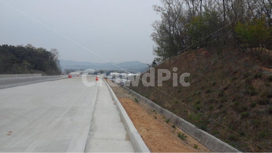 도로신설,공사중,드라이브연상,콘크리트포장,우회도로신설,교통,교통수단,traffic,transportation,road,도로,freeway,고속 도로,highway,고속도로