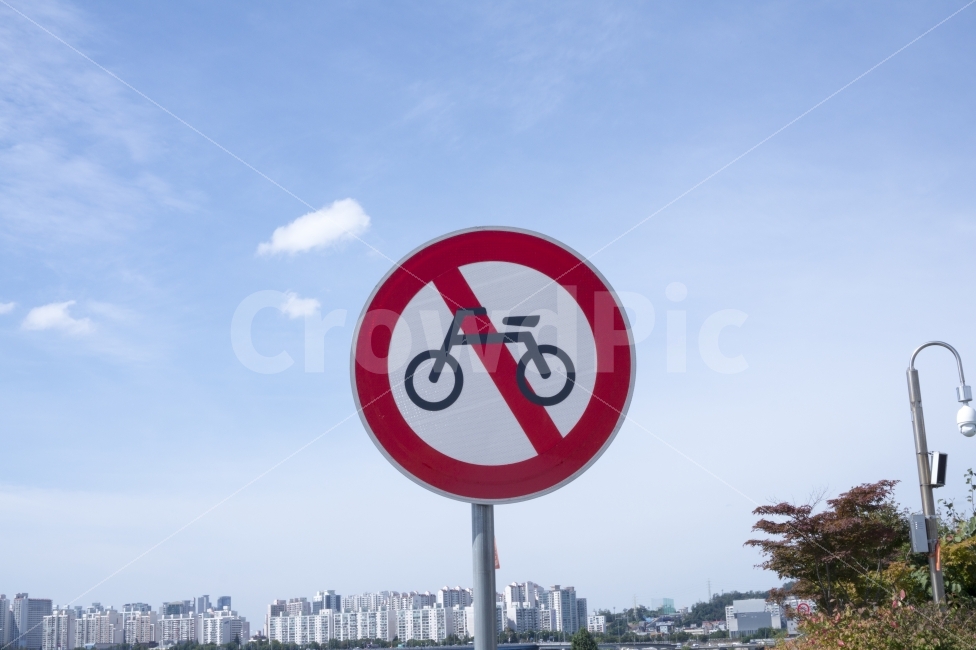자전거,금지,표지판,표시,풍경,전용도로,자전거경로,거리,도로,도시,교통,사이클,경로,스포츠,여행,여름,사람,자연,공원,레인,배경,나무,일,소녀,건강,야외,기호,옥외,자전거차선,하늘,아스팔트,녹색,라이프스타일,봄,푸른,색상,헬멧,건물,바깥쪽,다리,강,오브젝트,도시,풍경,city,landscape,교통,교통수단,traffic,transportation,symbol,상징,sign,road sign,도로 표지판