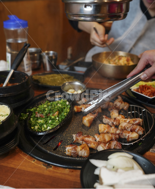 삼겹살,고기,돼지,음식,육류,육식,구이,먹거리,술안주,푸드,meal,식사,dish,요리,식품,food,음식,식재료,요리,food,cook,meal,dishes,food reserves,육류,고기,meat,한식,한국음식,한국요리,korean food,korean dishes,korean meal,korean cook